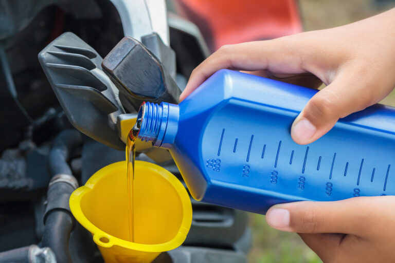 Olie verversen bij de kleine onderhoudsbeurt aan uw motor